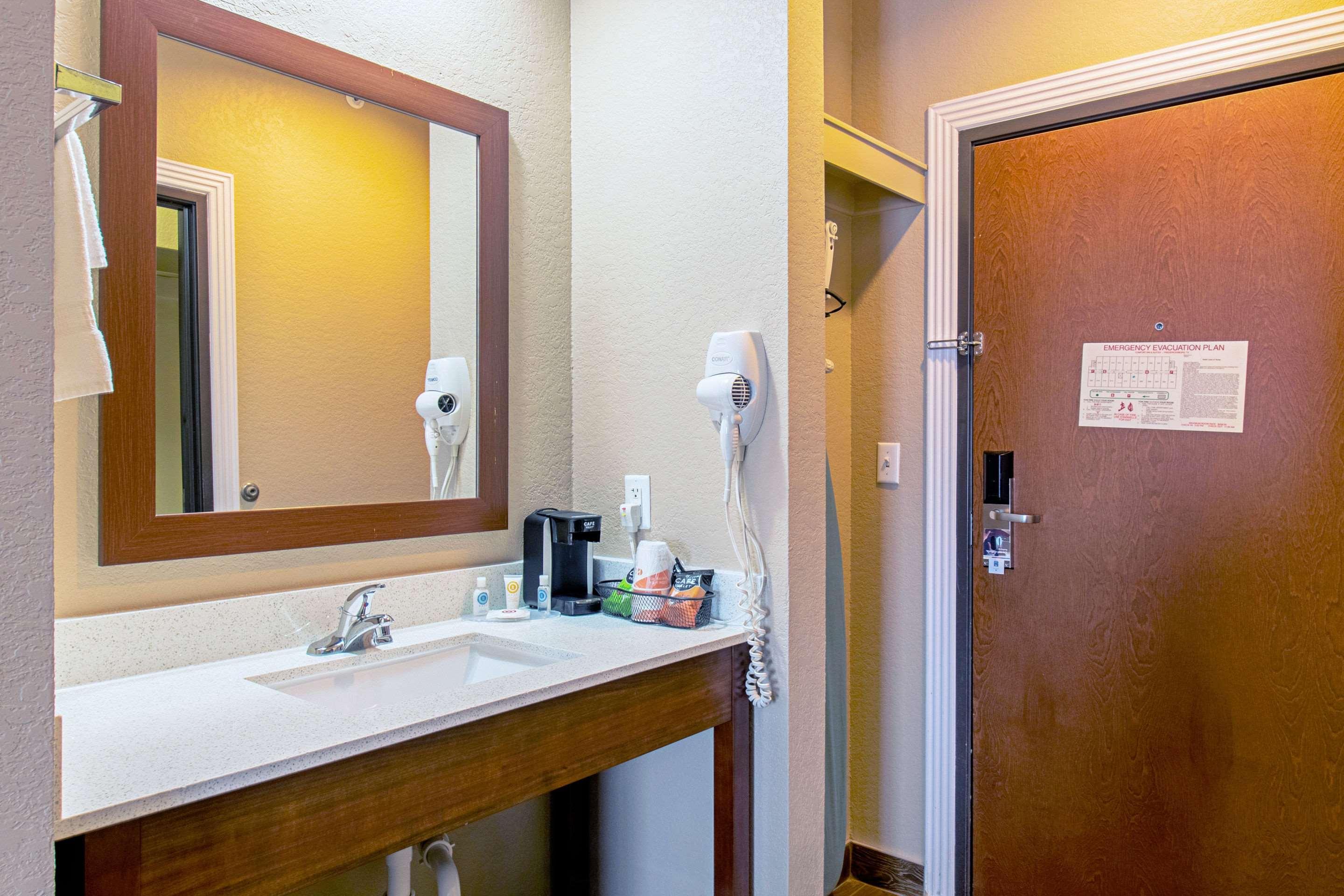 Comfort Inn & Suites And Suites Фредериксберг Экстерьер фото